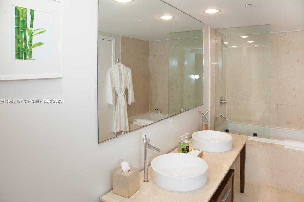 Small Image of 485 BRICKELL AVE #3906, Miami Number 13
