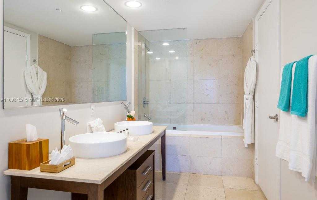Small Image of 485 BRICKELL AVE #3906, Miami Number 14