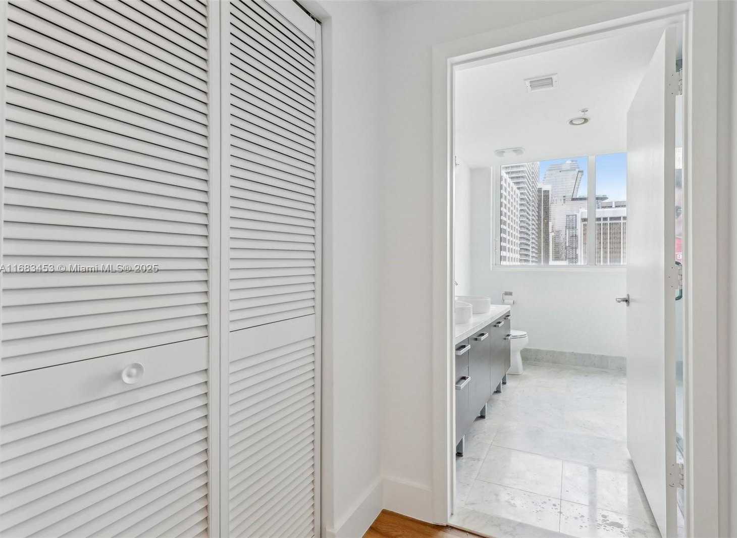 Small Image of 244 BISCAYNE BLVD #2203, Miami Number 37