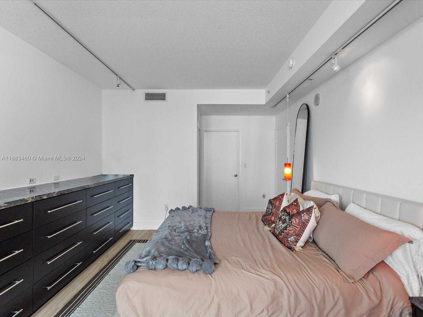 Small Image of 1900 NORTH BAYSHORE DR #1704, Miami Number 16