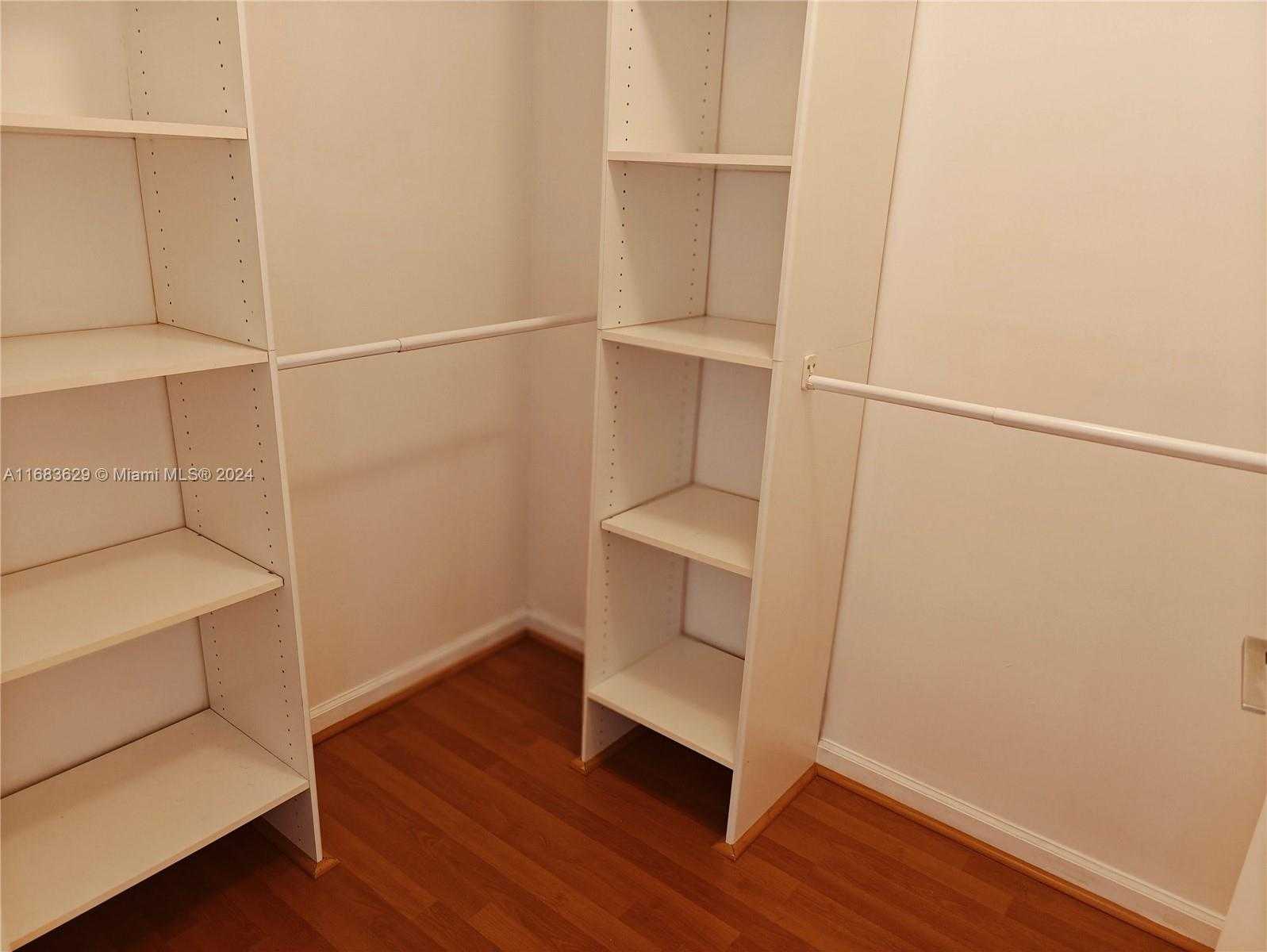 Small Image of 3340 NE 190th St, Miami, FL 33180, USA Number 11