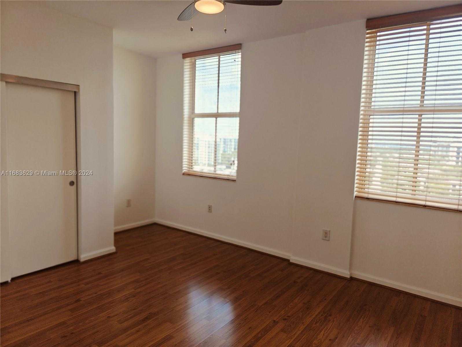 Small Image of 3340 NE 190th St, Miami, FL 33180, USA Number 13
