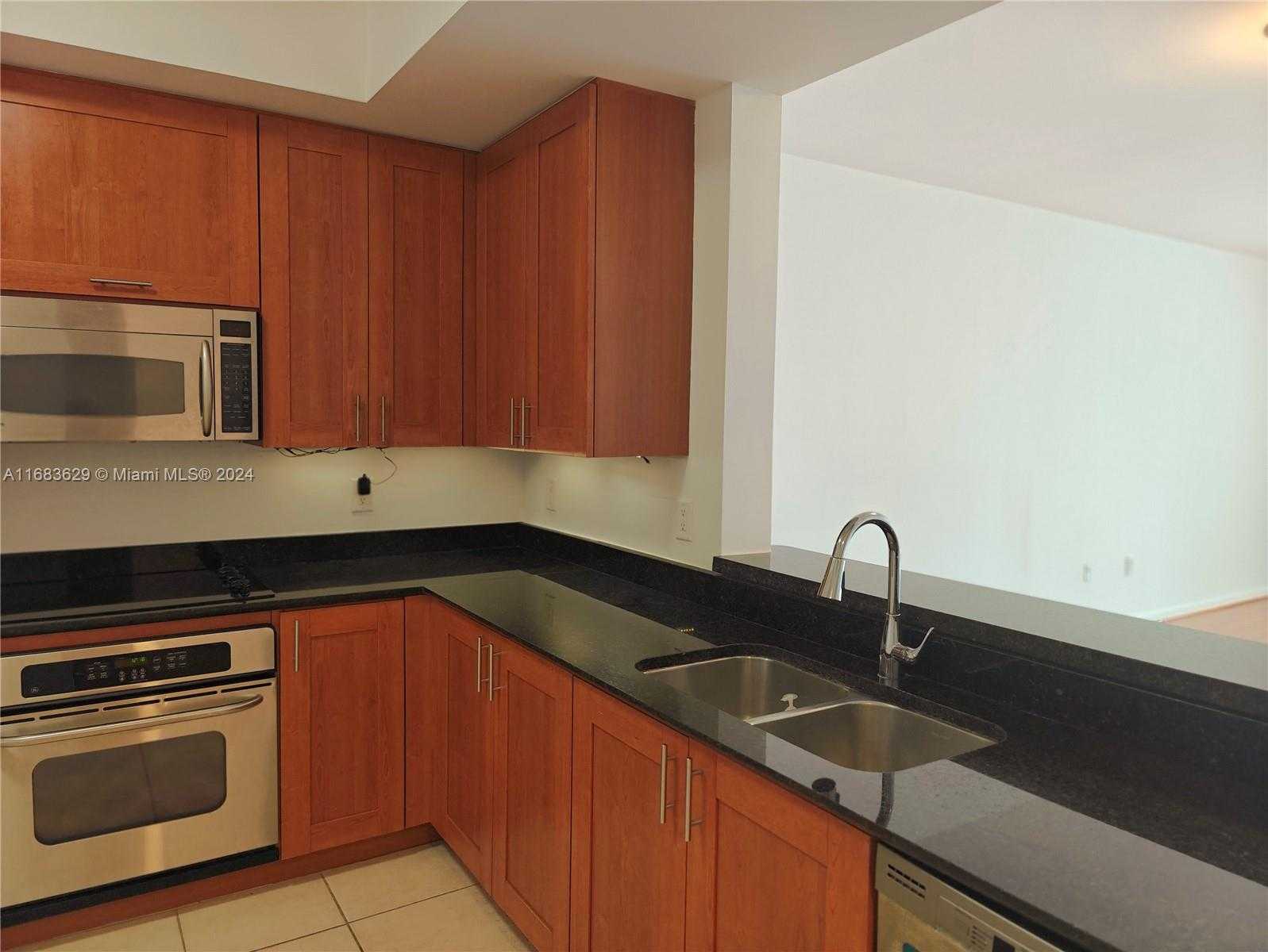 Small Image of 3340 NE 190th St, Miami, FL 33180, USA Number 15