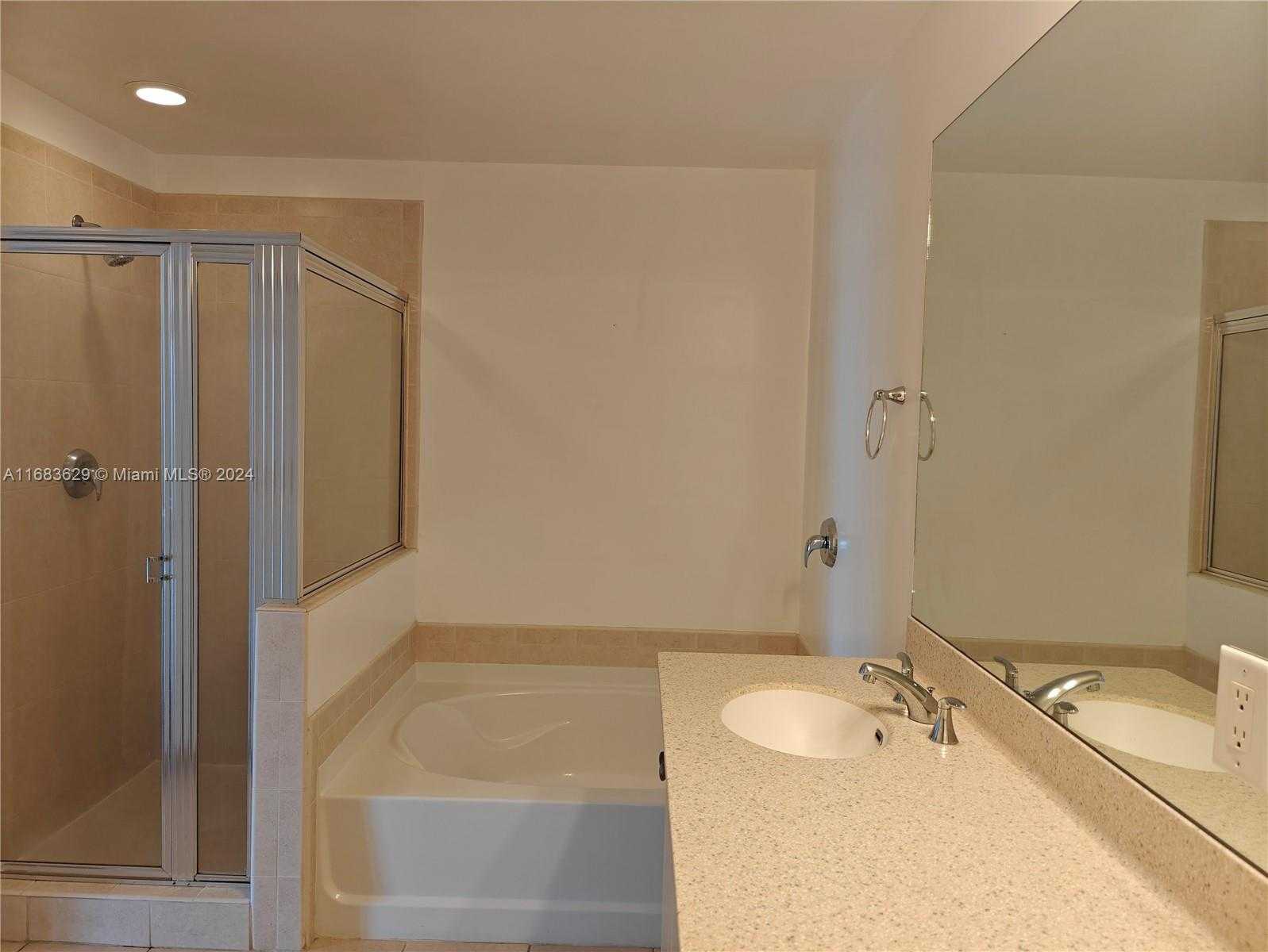Small Image of 3340 NE 190th St, Miami, FL 33180, USA Number 19