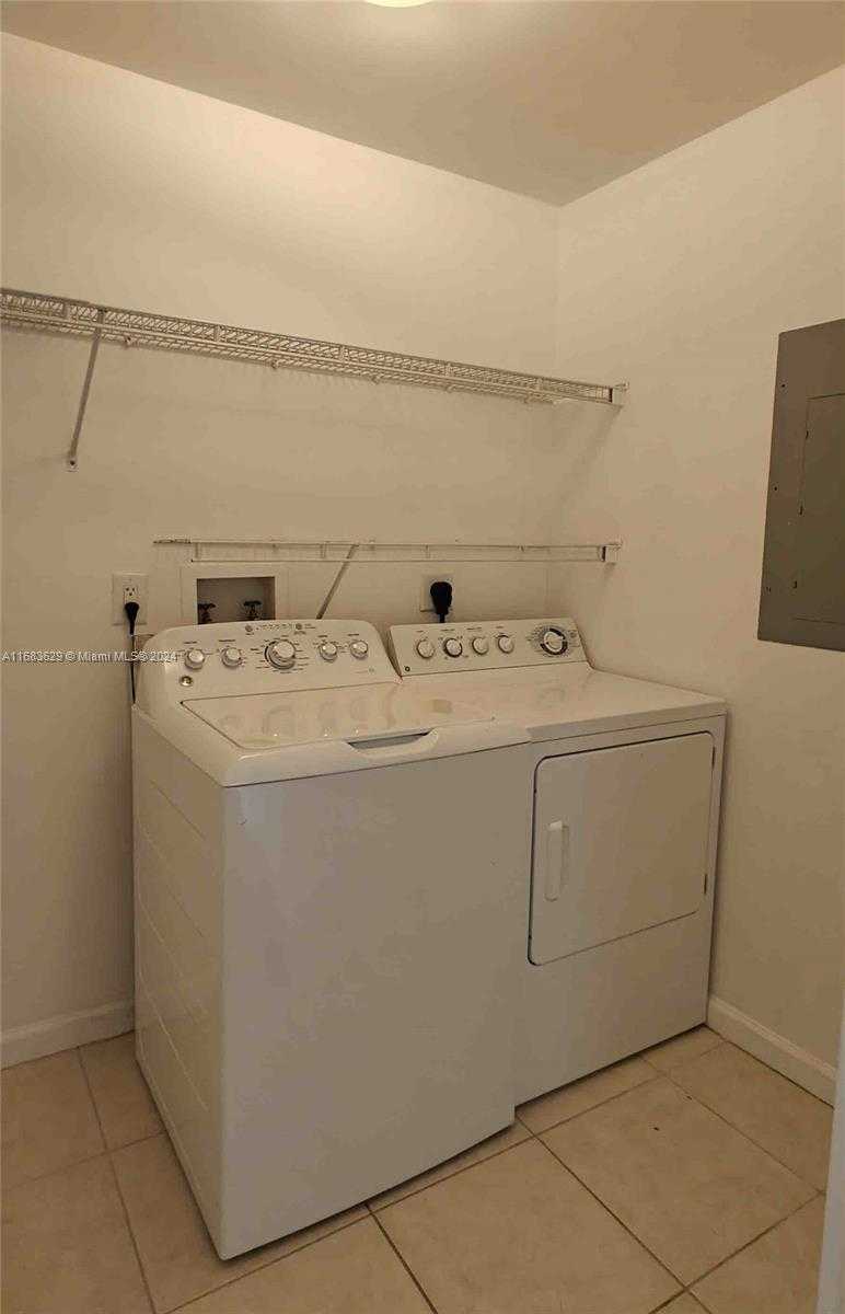 Small Image of 3340 NE 190th St, Miami, FL 33180, USA Number 27