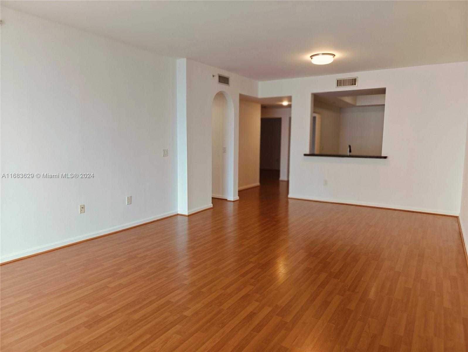 Small Image of 3340 NE 190th St, Miami, FL 33180, USA Number 4