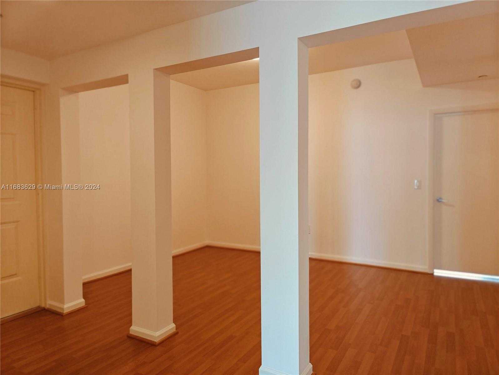 Small Image of 3340 NE 190th St, Miami, FL 33180, USA Number 8