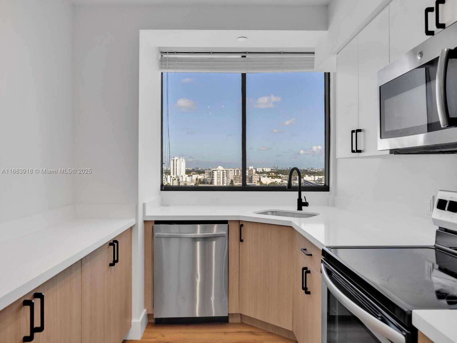 Small Image of 1330 WEST AVE #1511, Miami Beach Number 4