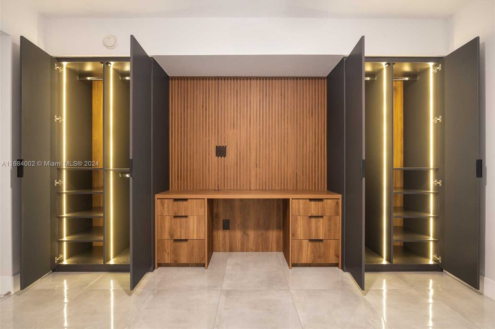 Small Image of 335 SOUTH BISCAYNE BLVD #1502, Miami Number 12