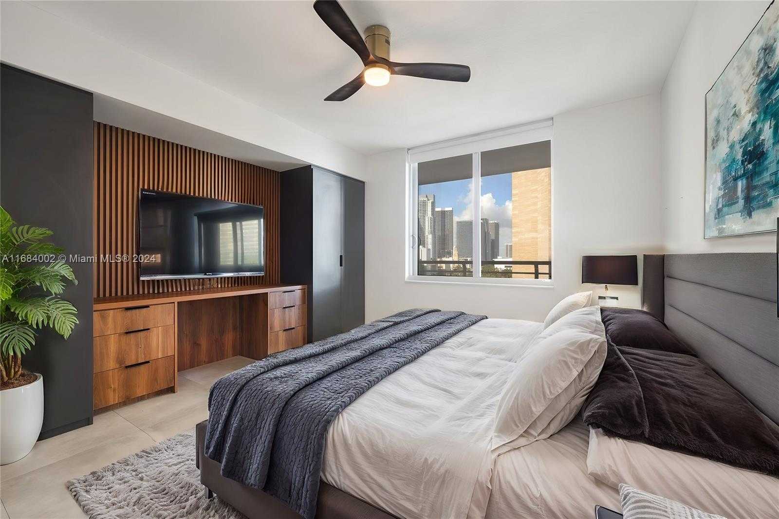 Small Image of 335 SOUTH BISCAYNE BLVD #1502, Miami Number 3