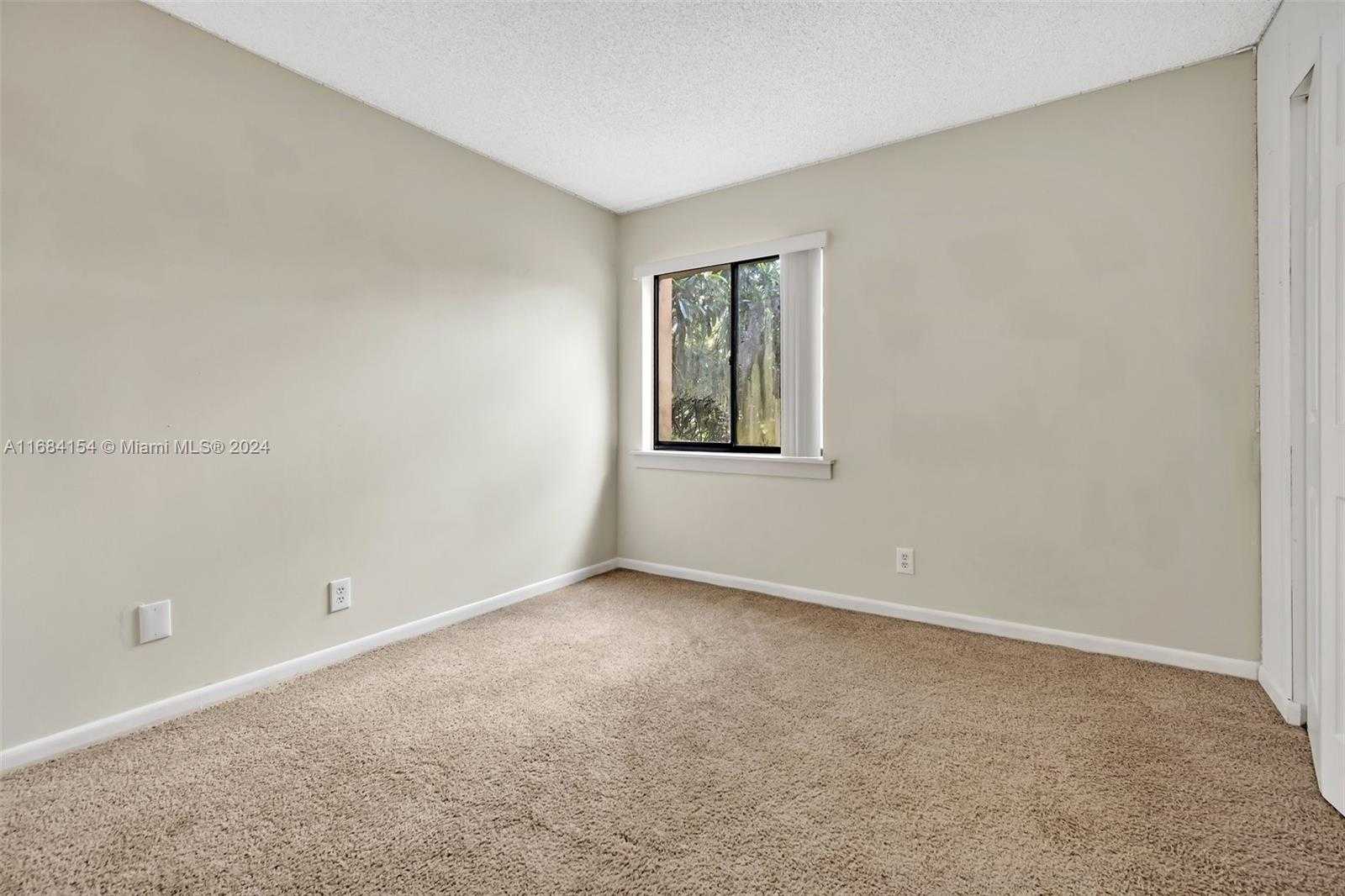 Small Image of 66 Wimbledon Lakes Dr, Plantation, FL 33324, USA Number 11