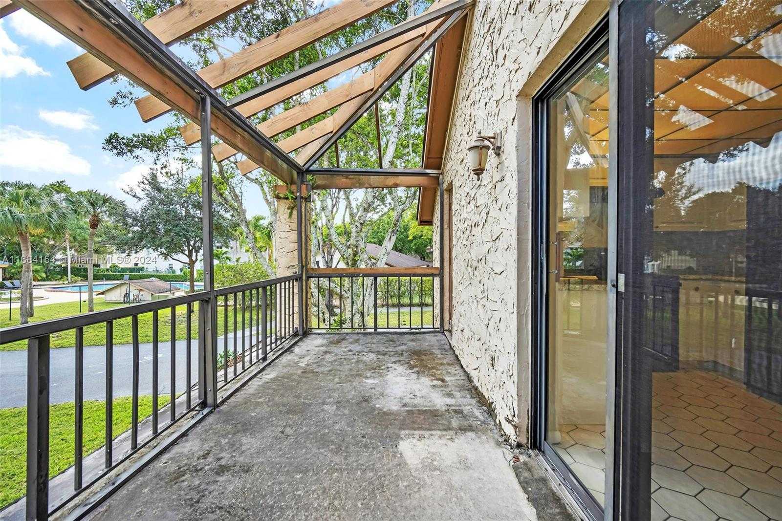 Small Image of 66 Wimbledon Lakes Dr, Plantation, FL 33324, USA Number 14