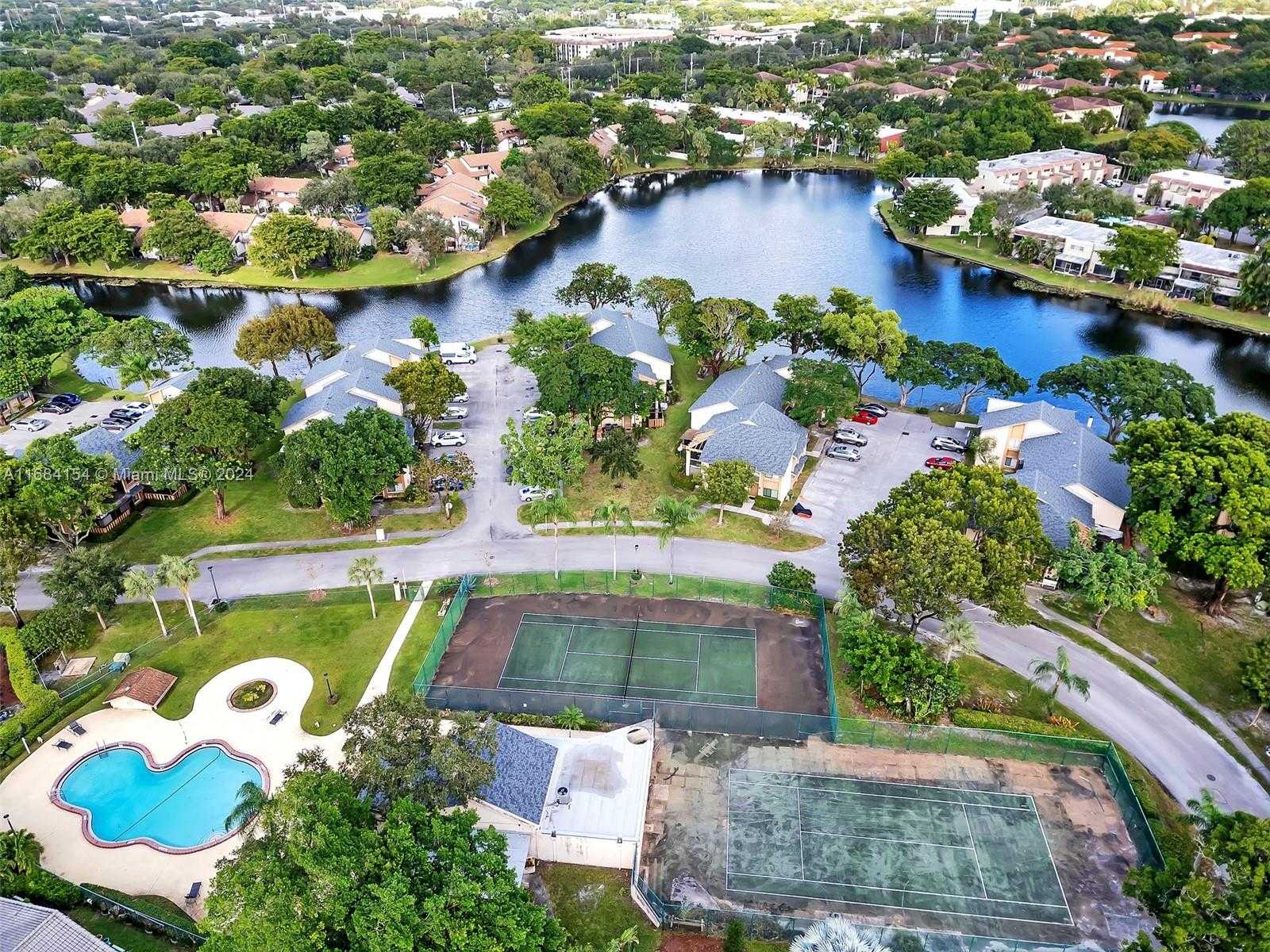 Small Image of 66 Wimbledon Lakes Dr, Plantation, FL 33324, USA Number 21