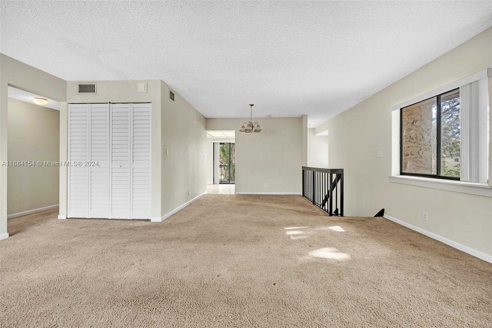 Small Image of 66 Wimbledon Lakes Dr, Plantation, FL 33324, USA Number 4