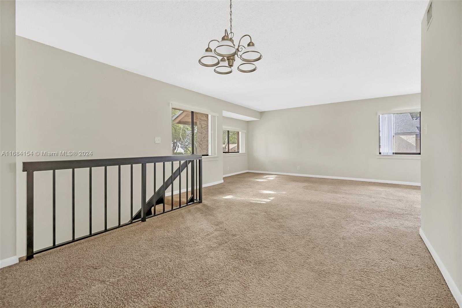 Small Image of 66 Wimbledon Lakes Dr, Plantation, FL 33324, USA Number 5