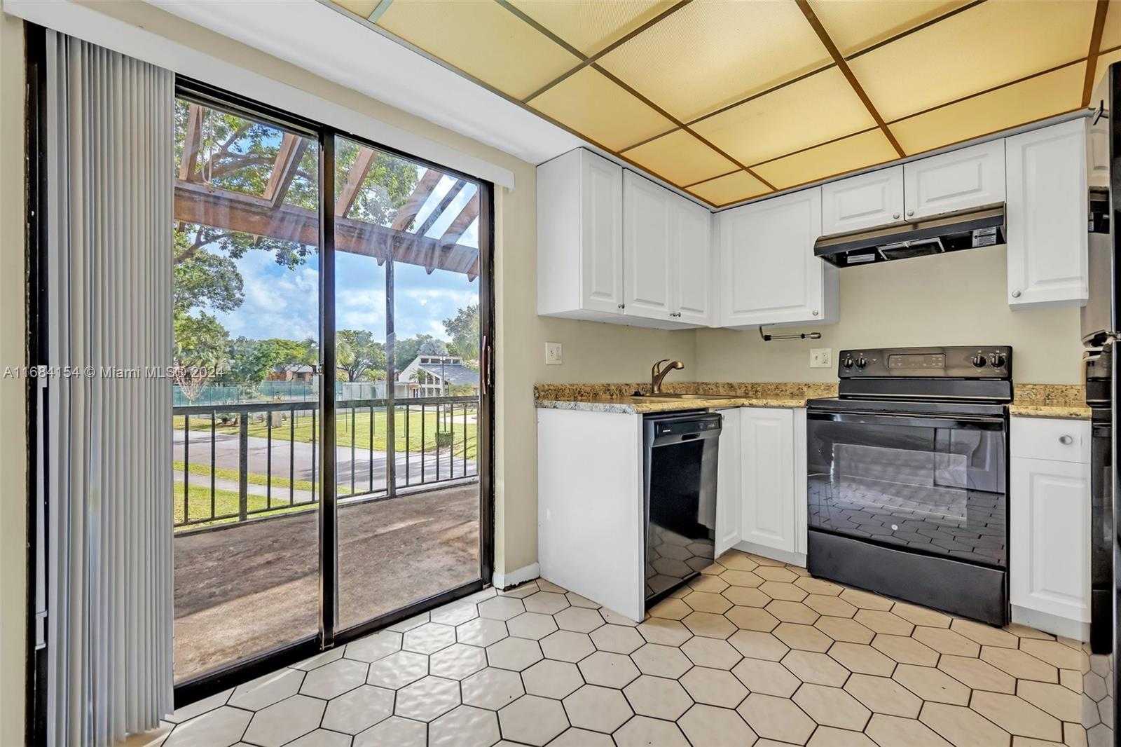 Small Image of 66 Wimbledon Lakes Dr, Plantation, FL 33324, USA Number 6