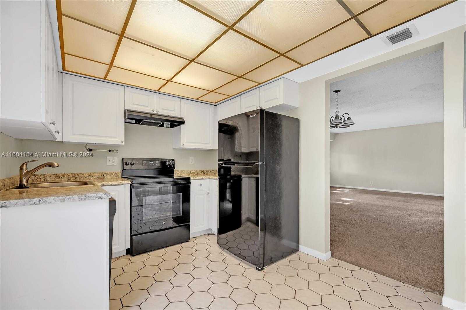 Small Image of 66 Wimbledon Lakes Dr, Plantation, FL 33324, USA Number 7