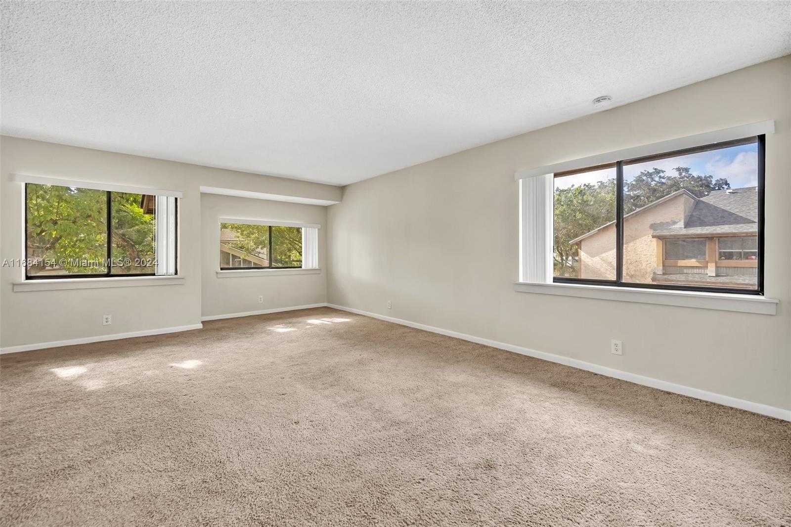 Small Image of 66 Wimbledon Lakes Dr, Plantation, FL 33324, USA Number 8