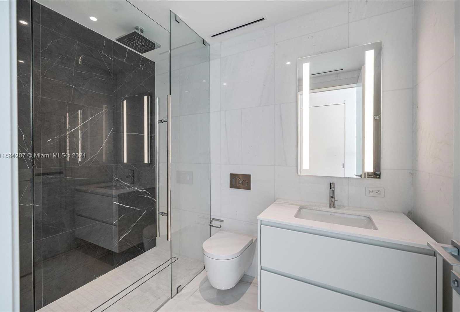 Small Image of 300 BISCAYNE BLVD WAY #2501, Miami Number 16