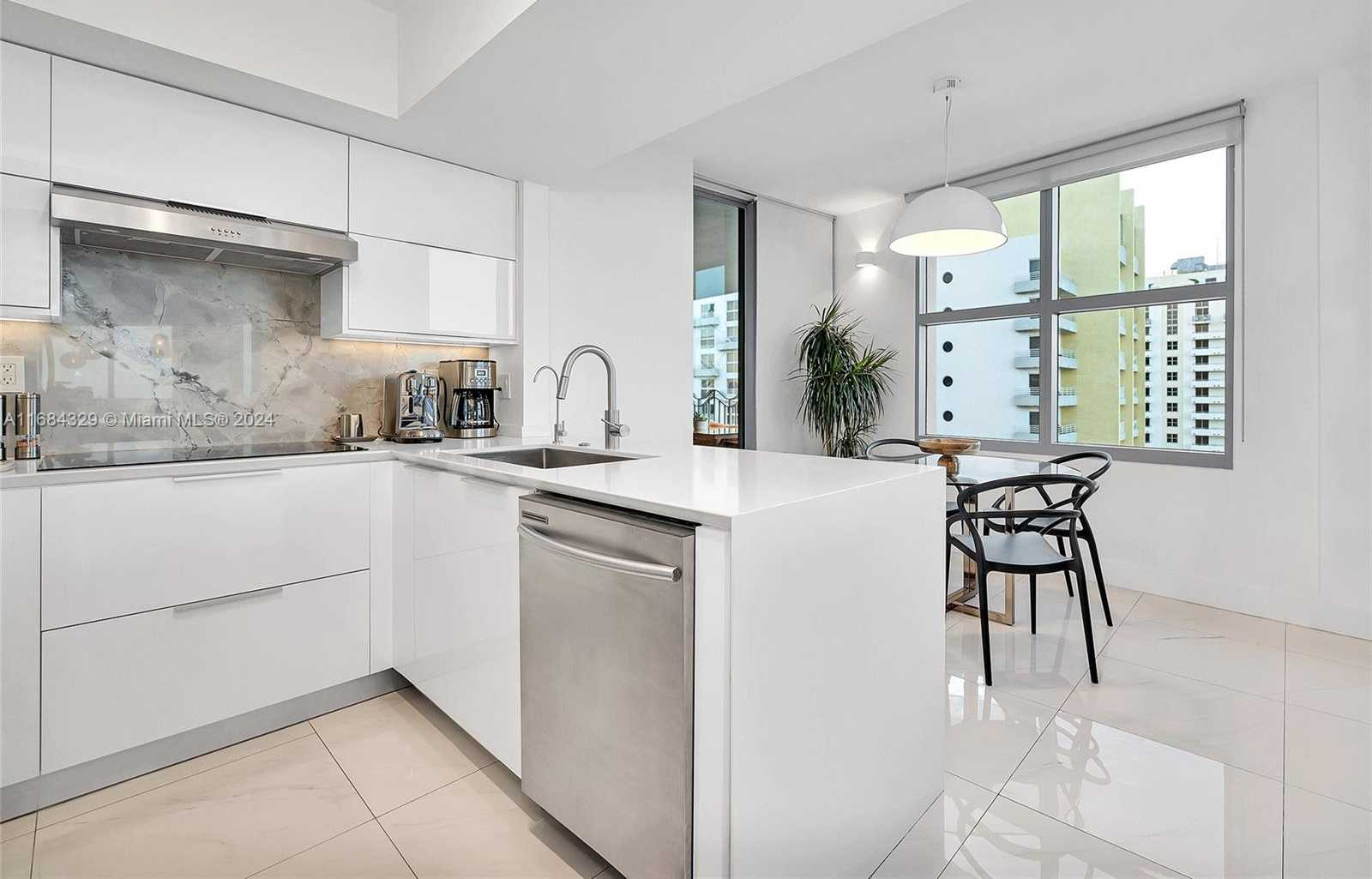 Small Image of 1500 OCEAN DR #1201, Miami Beach Number 19