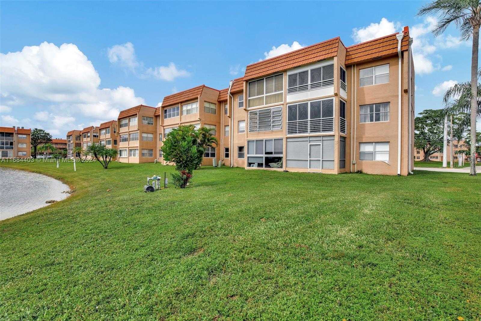 Small Image of 9540 SUNRISE LAKES BLVD #103, Sunrise Number 29