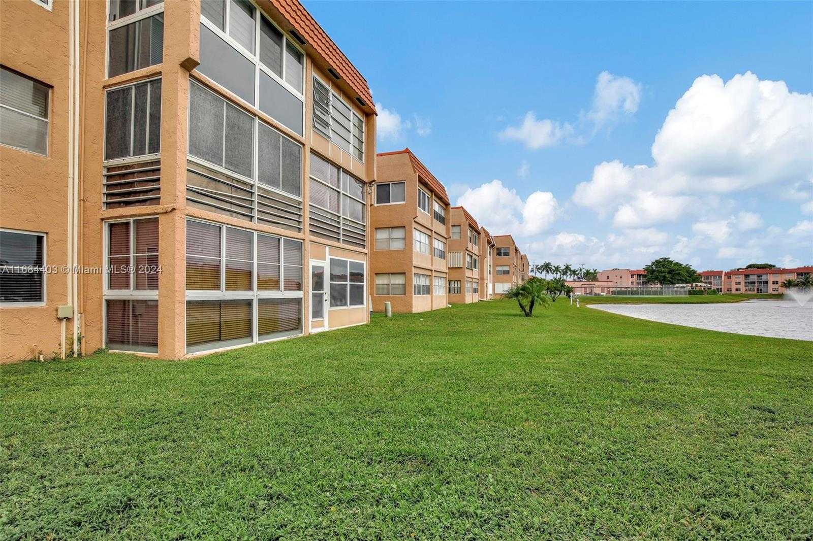 Small Image of 9540 SUNRISE LAKES BLVD #103, Sunrise Number 34