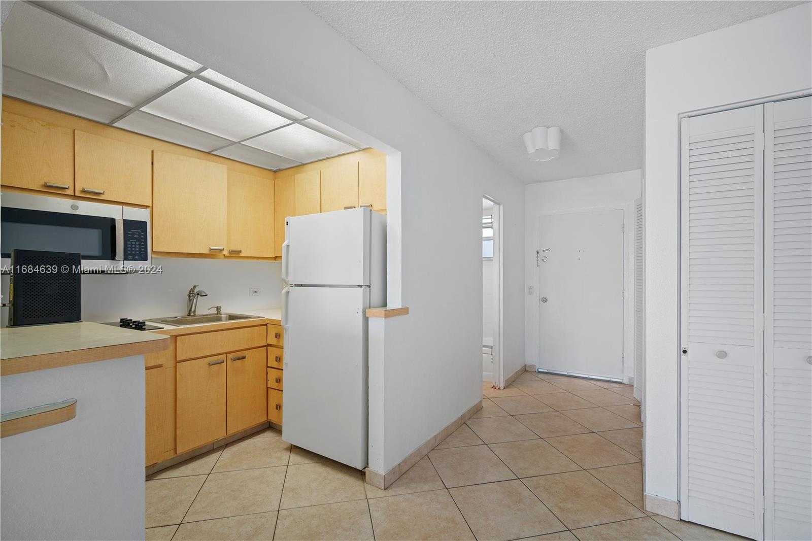 Small Image of 7904 WEST DR #405, North Bay Village Number 12