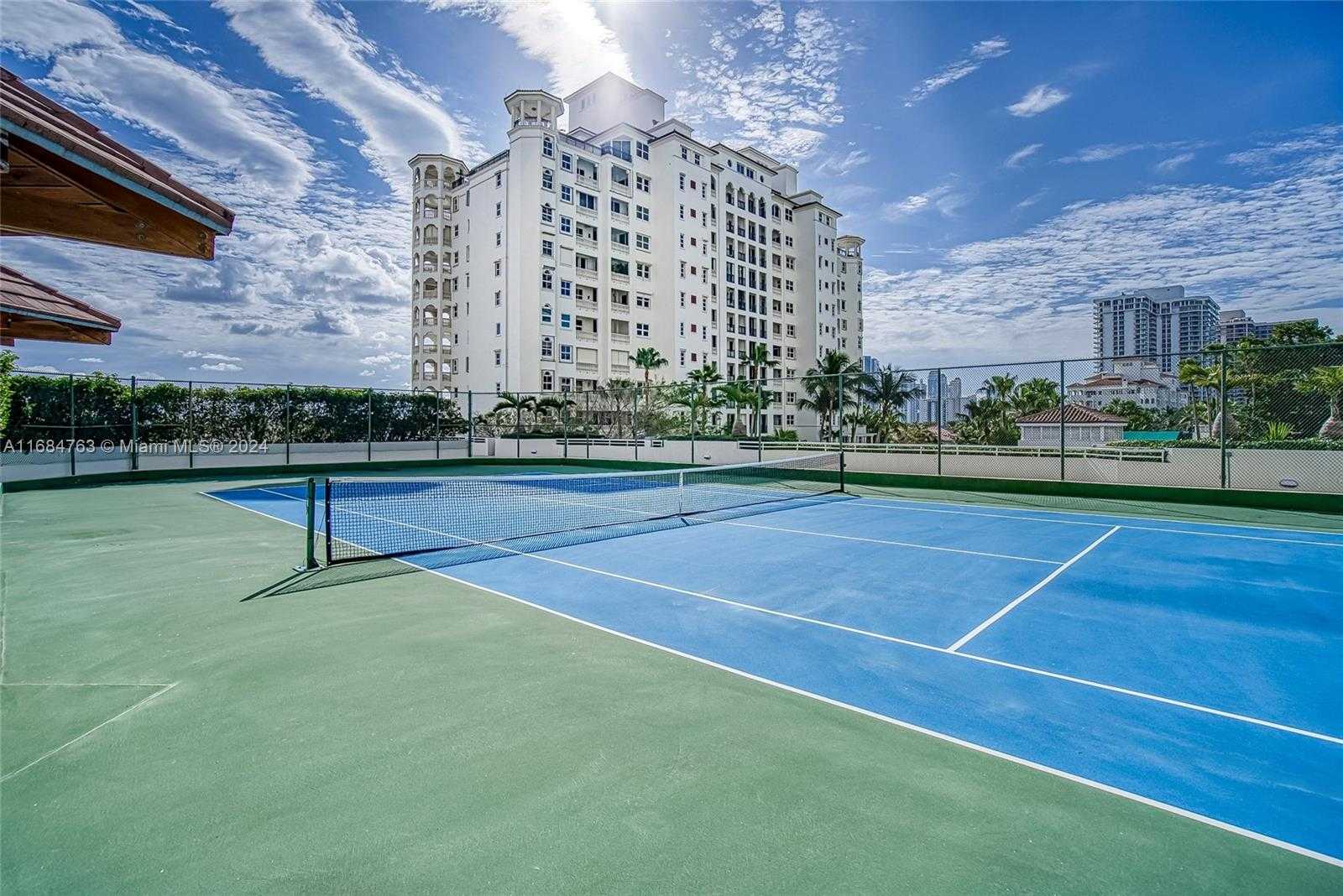 Small Image of 20185 E Country Club Dr, Miami, FL 33180, USA Number 29