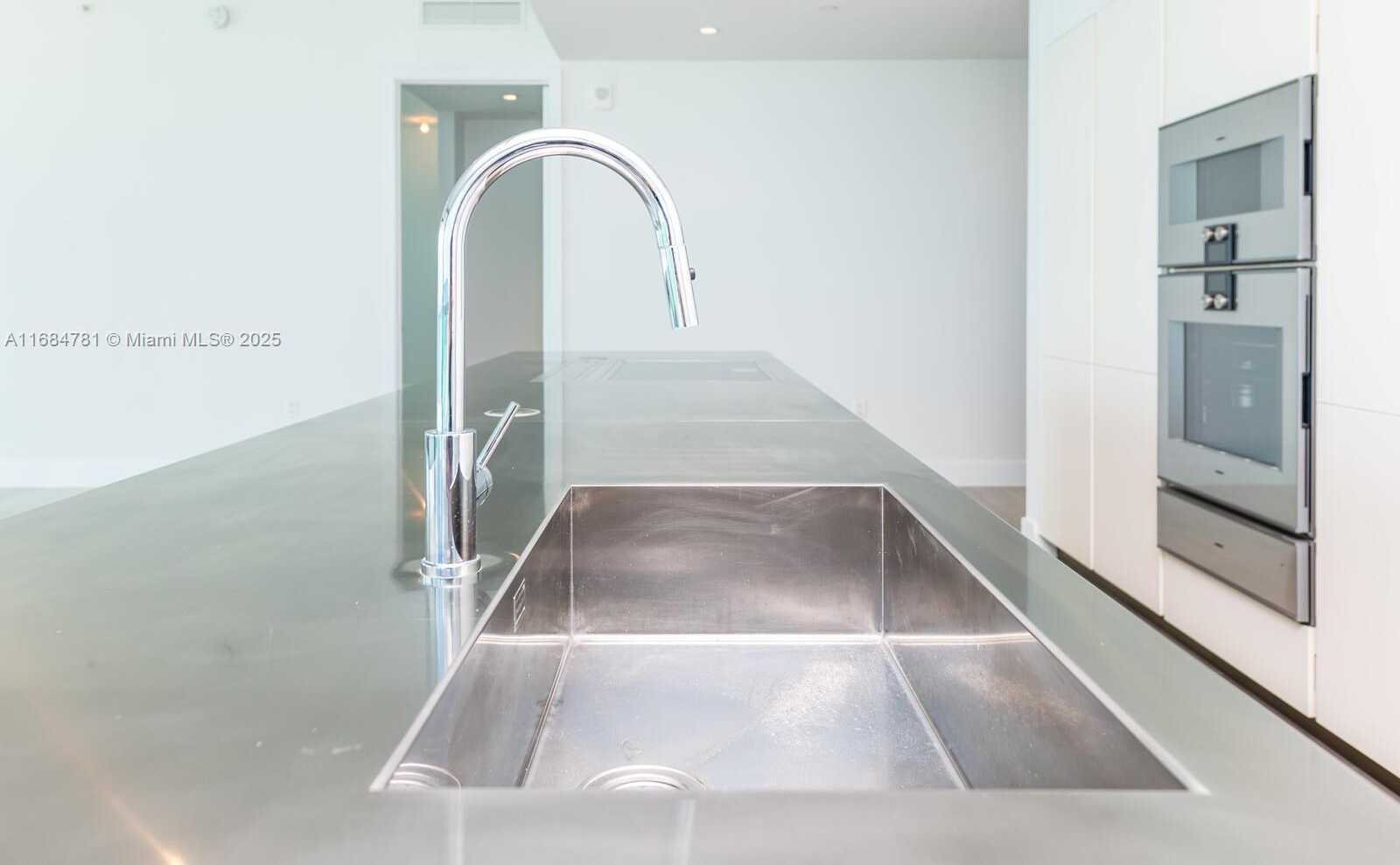 Small Image of 6901 COLLINS AVE #701, Miami Beach Number 14