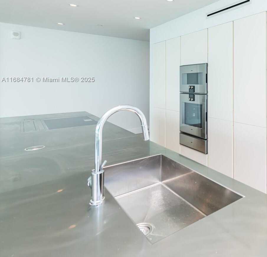 Small Image of 6901 COLLINS AVE #701, Miami Beach Number 16
