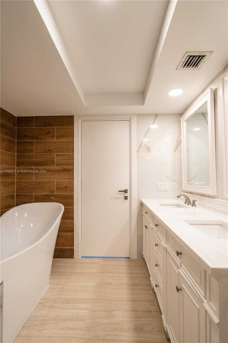 Small Image of 1800 SUNSET HARBOUR DR 1902/4 DR #1902/4, Miami Beach Number 10