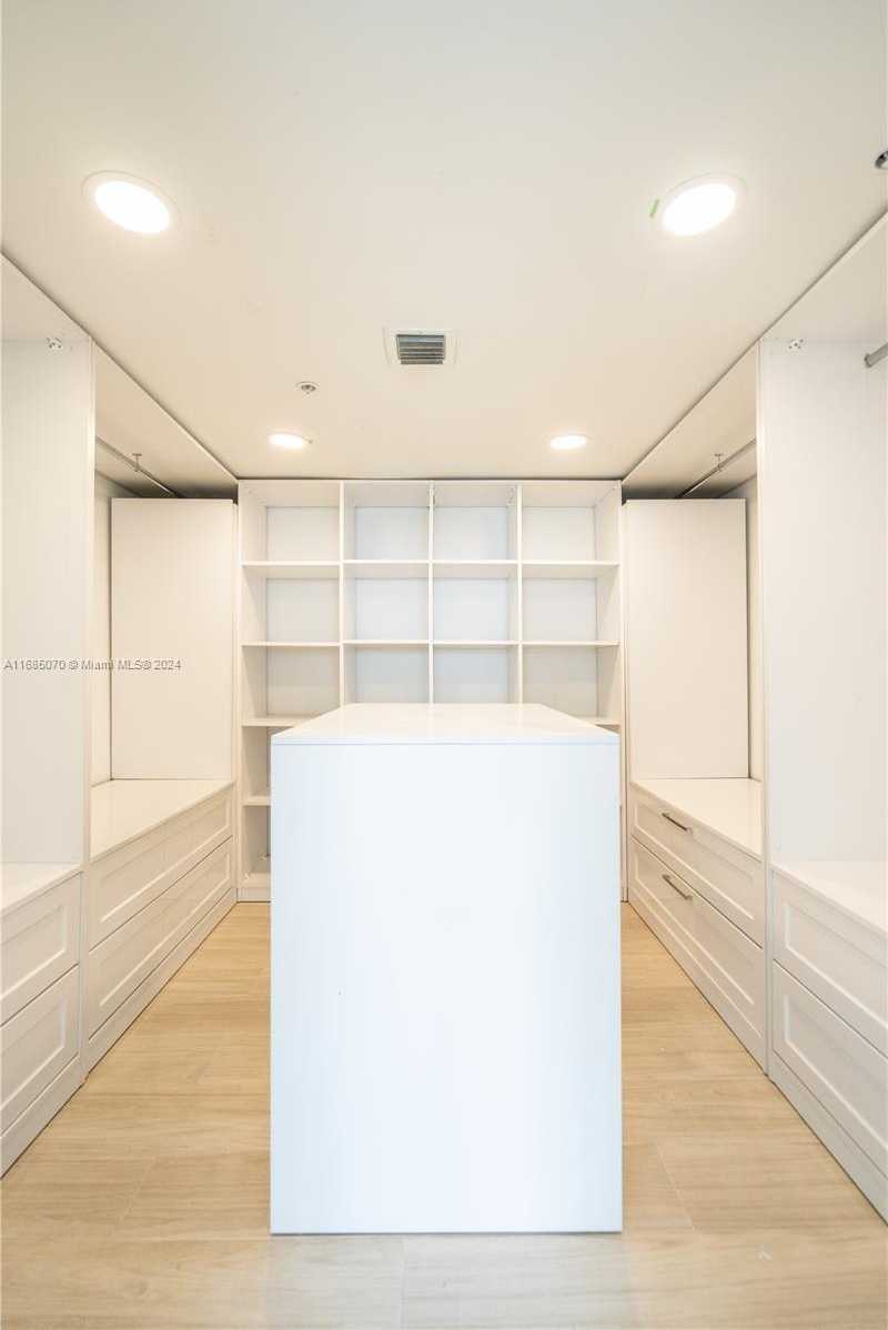 Small Image of 1800 SUNSET HARBOUR DR 1902/4 DR #1902/4, Miami Beach Number 12