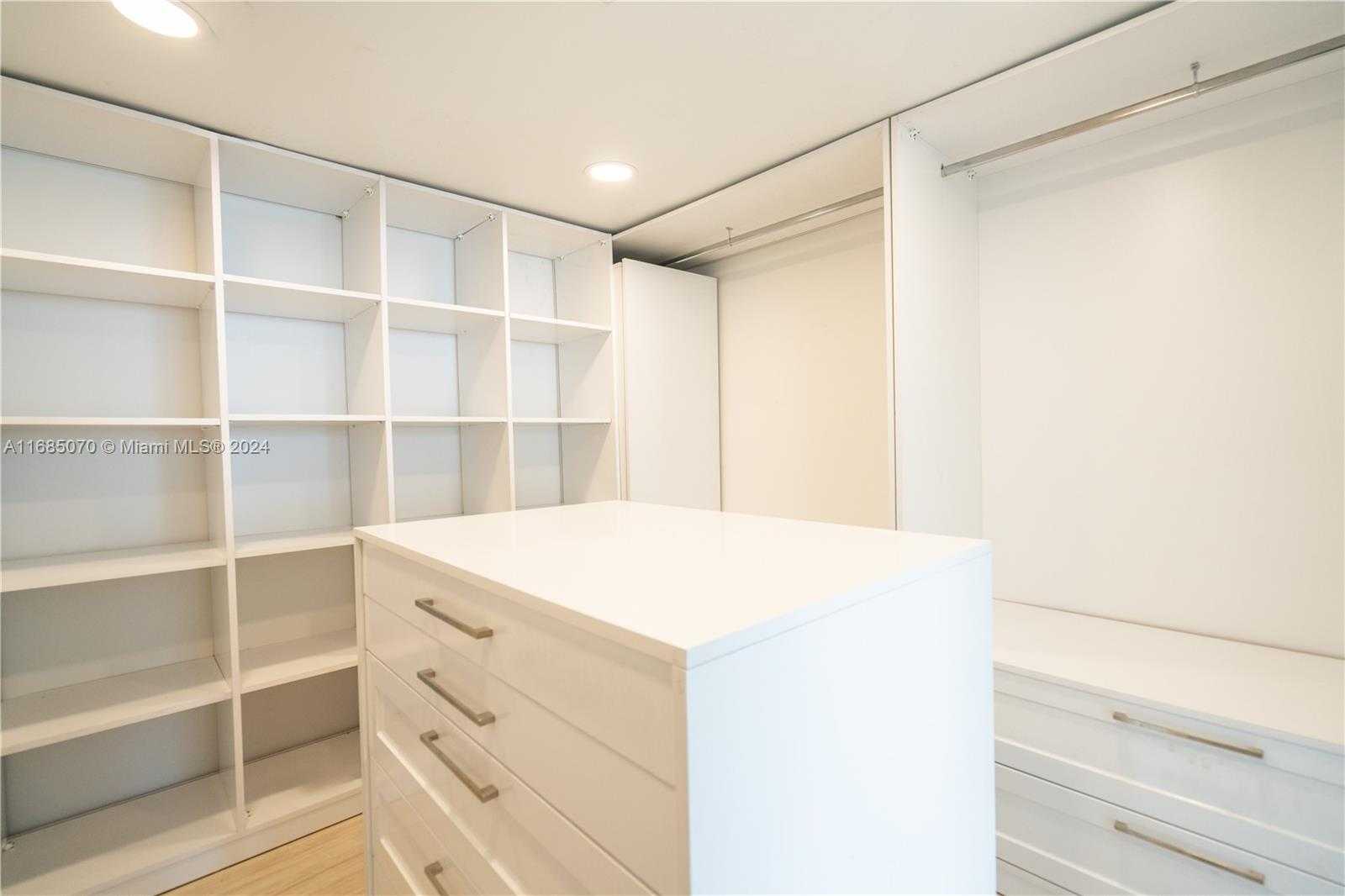 Small Image of 1800 SUNSET HARBOUR DR 1902/4 DR #1902/4, Miami Beach Number 13