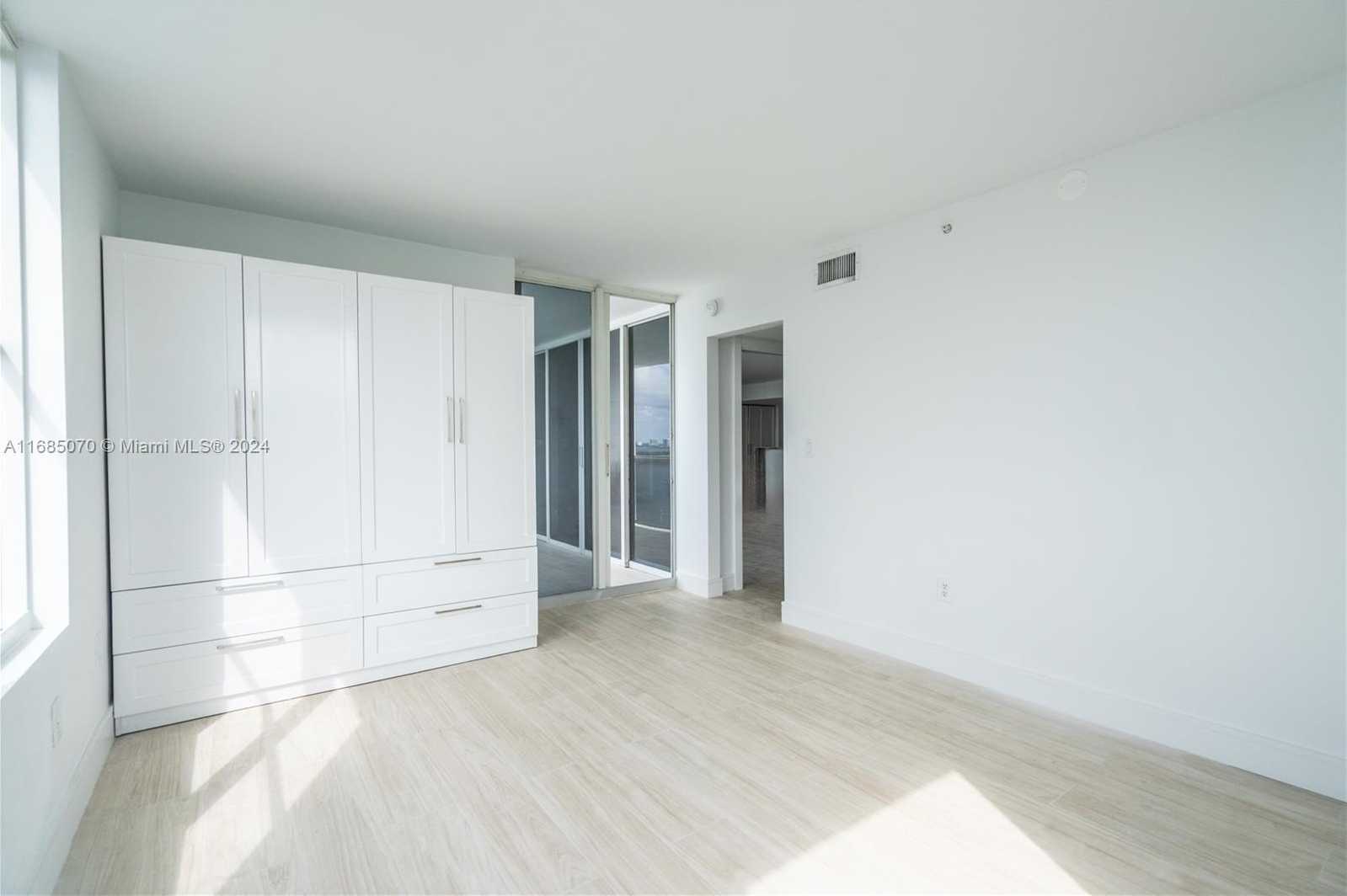 Small Image of 1800 SUNSET HARBOUR DR 1902/4 DR #1902/4, Miami Beach Number 21