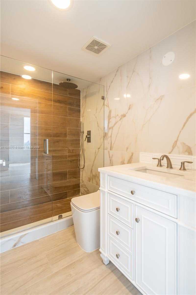 Small Image of 1800 SUNSET HARBOUR DR 1902/4 DR #1902/4, Miami Beach Number 24