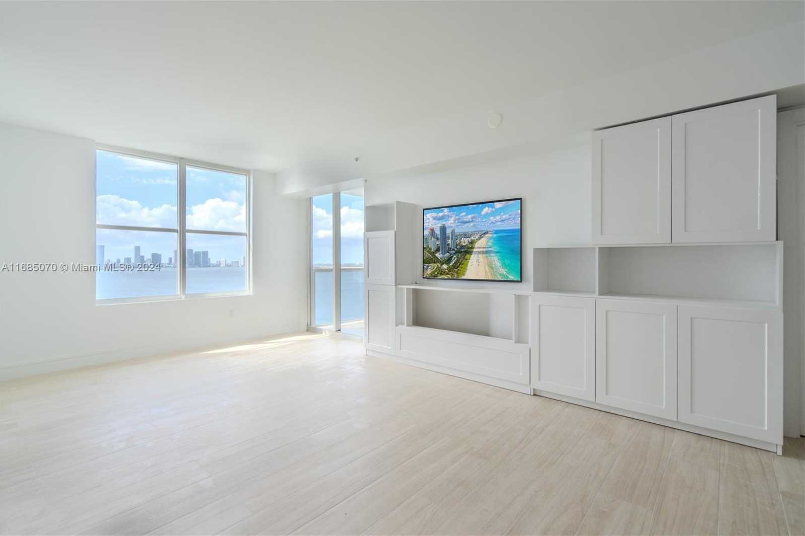Small Image of 1800 SUNSET HARBOUR DR 1902/4 DR #1902/4, Miami Beach Number 3