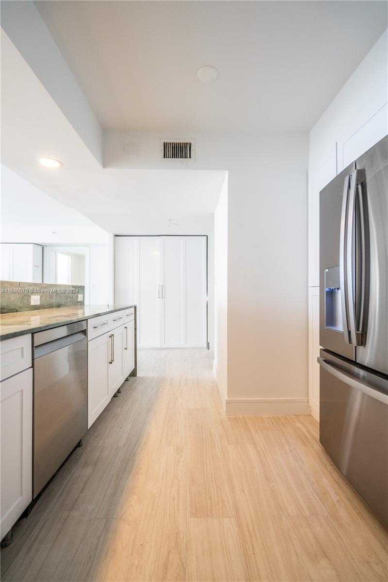 Small Image of 1800 SUNSET HARBOUR DR 1902/4 DR #1902/4, Miami Beach Number 6