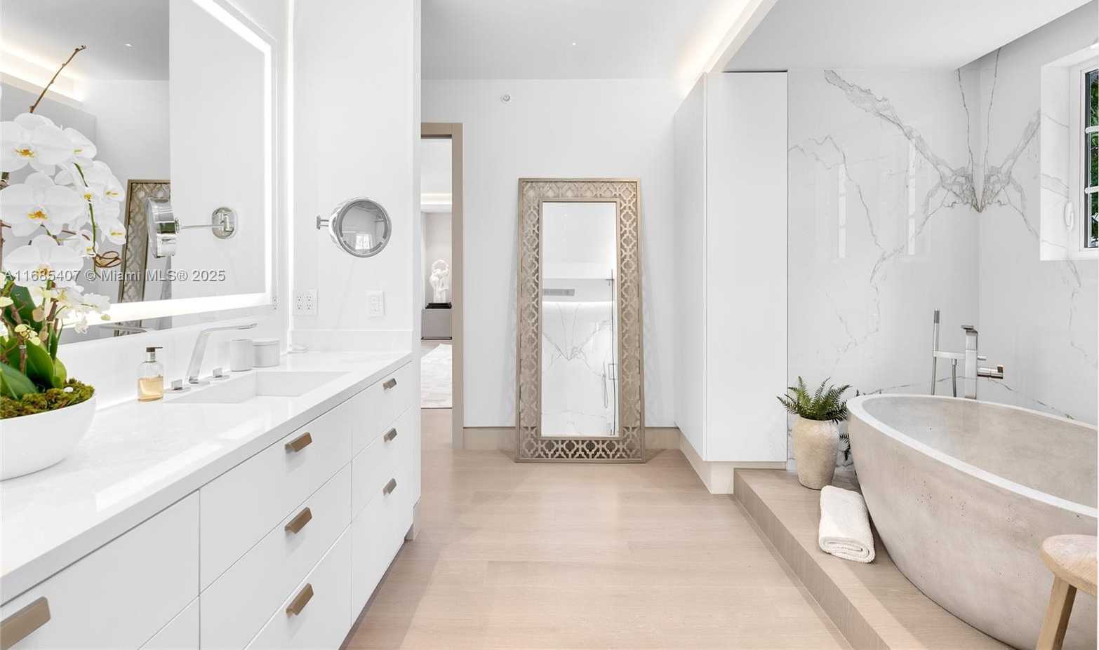 Small Image of 7917 FISHER ISLAND DR #7917, Miami Beach Number 36