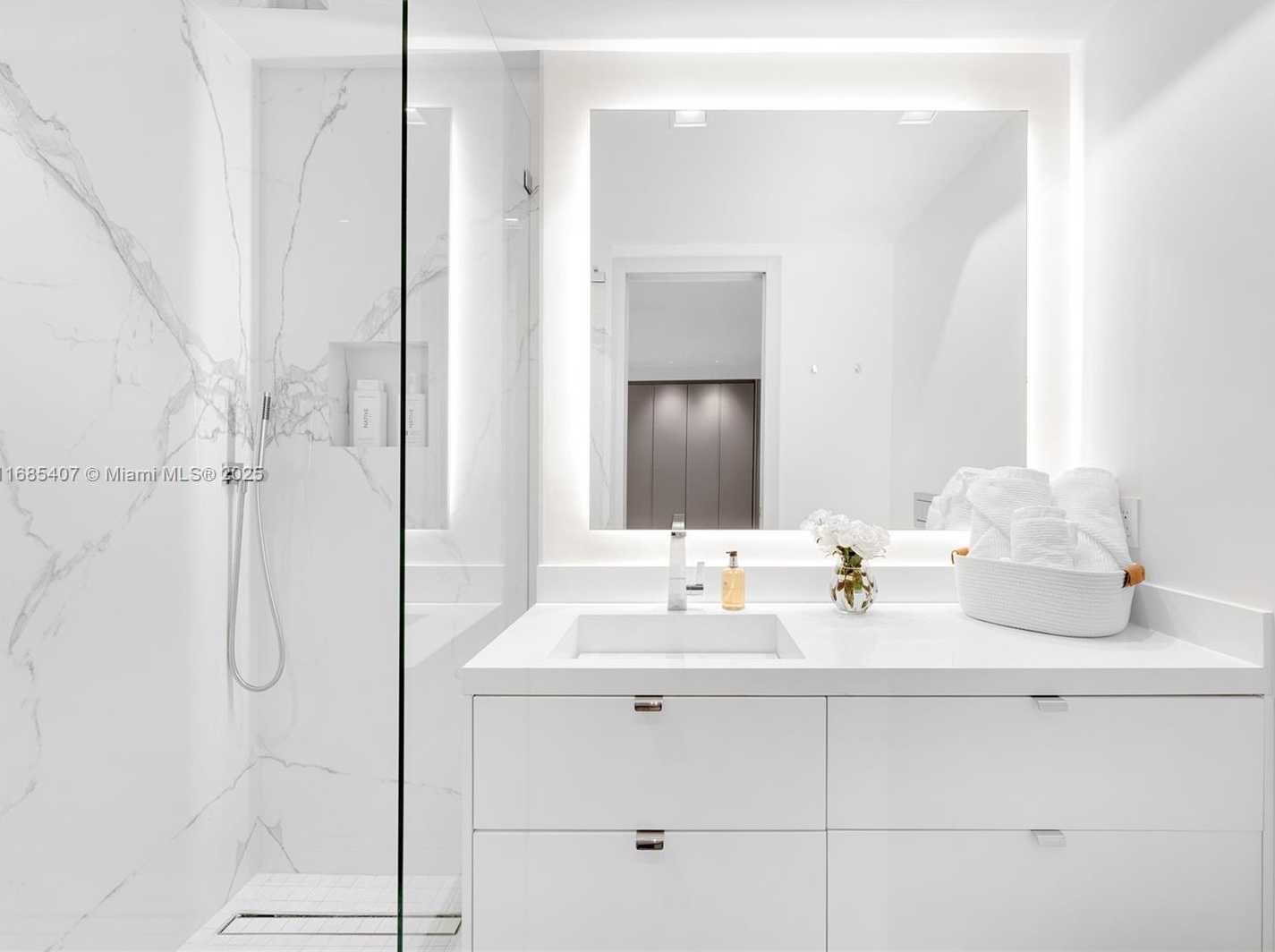 Small Image of 7917 FISHER ISLAND DR #7917, Miami Beach Number 46