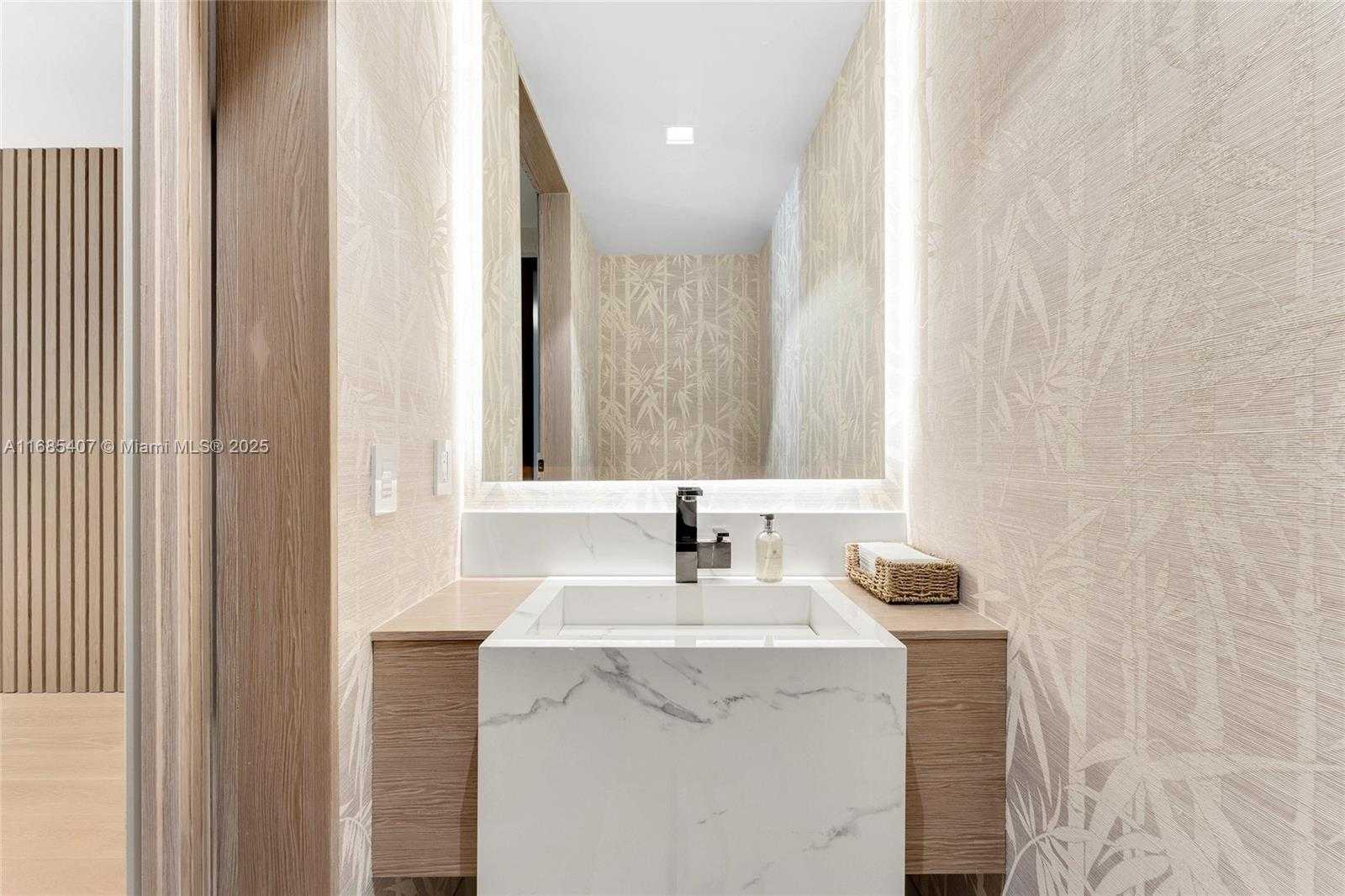 Small Image of 7917 FISHER ISLAND DR #7917, Miami Beach Number 56