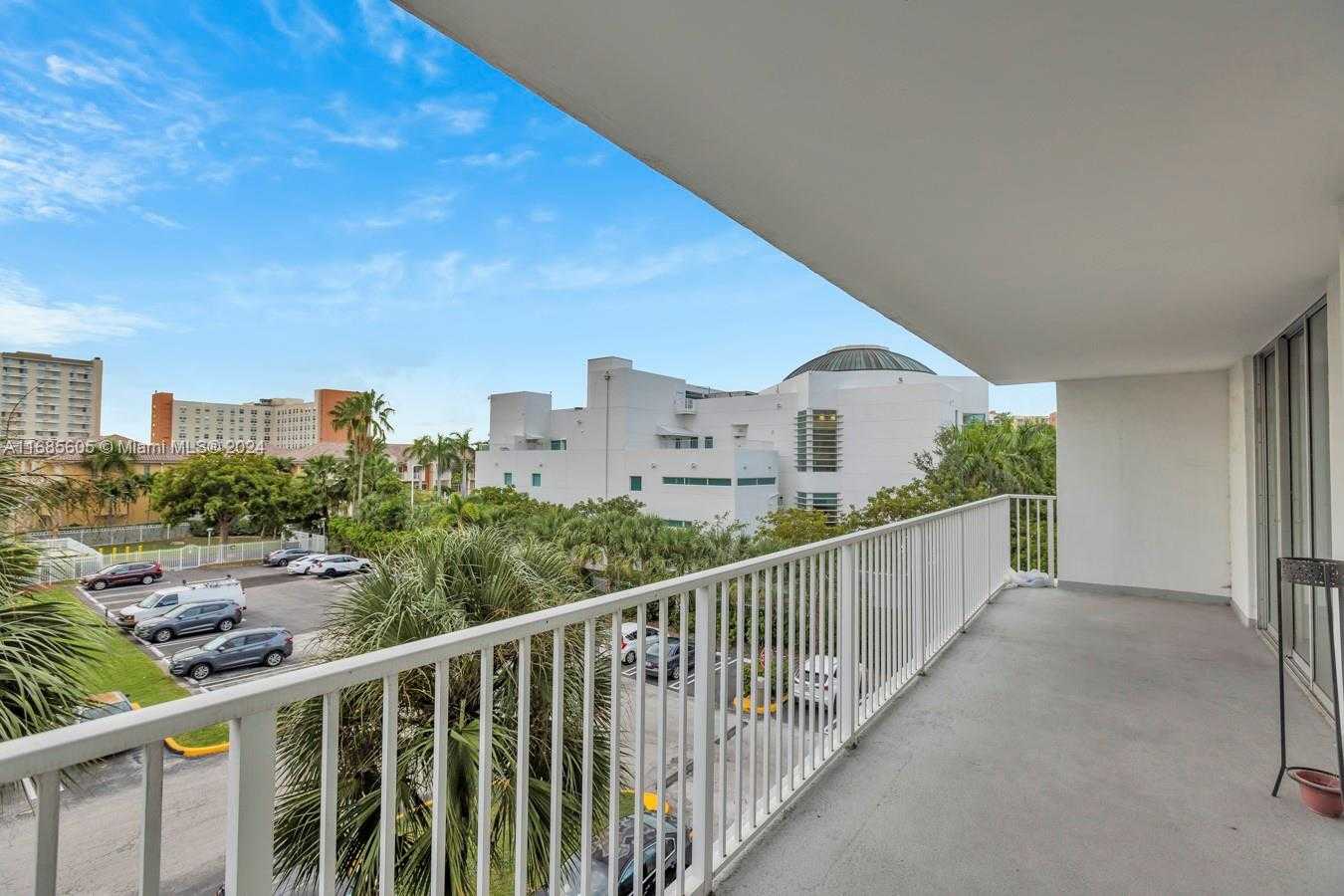 Small Image of 2801 #301W, Aventura Number 10