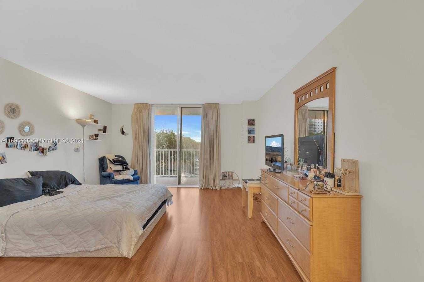 Small Image of 2801 #301W, Aventura Number 13