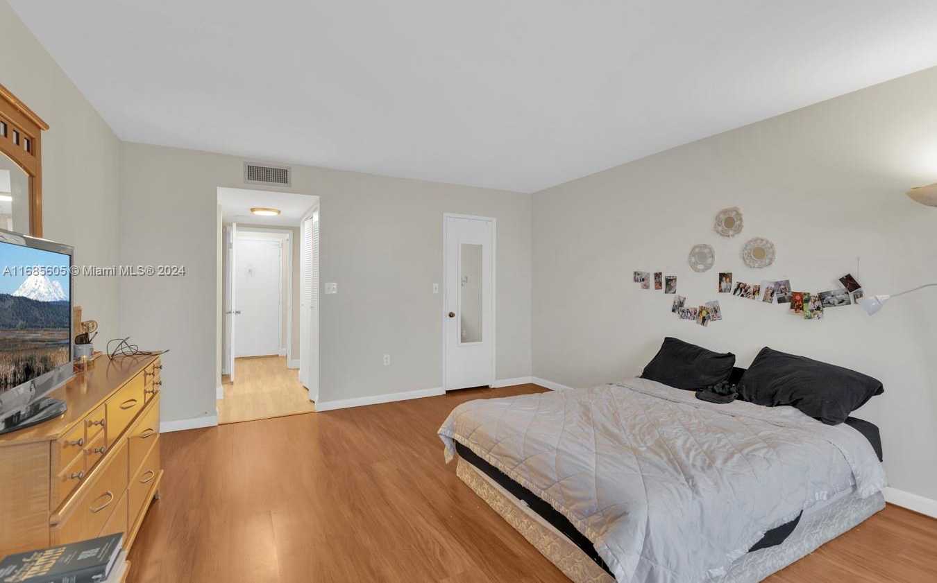 Small Image of 2801 #301W, Aventura Number 14