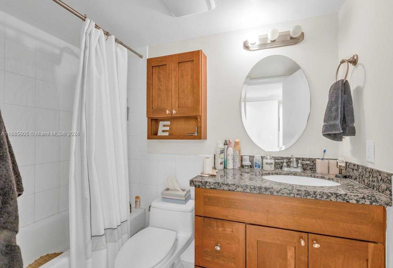 Small Image of 2801 #301W, Aventura Number 16