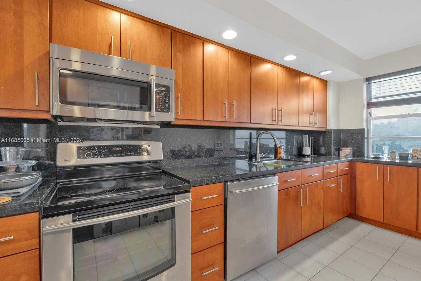 Small Image of 2801 #301W, Aventura Number 18