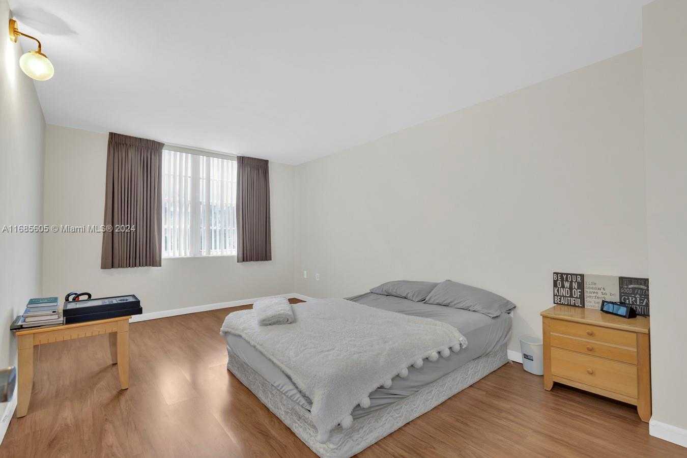 Small Image of 2801 #301W, Aventura Number 20