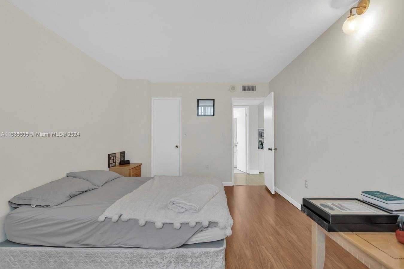 Small Image of 2801 #301W, Aventura Number 21