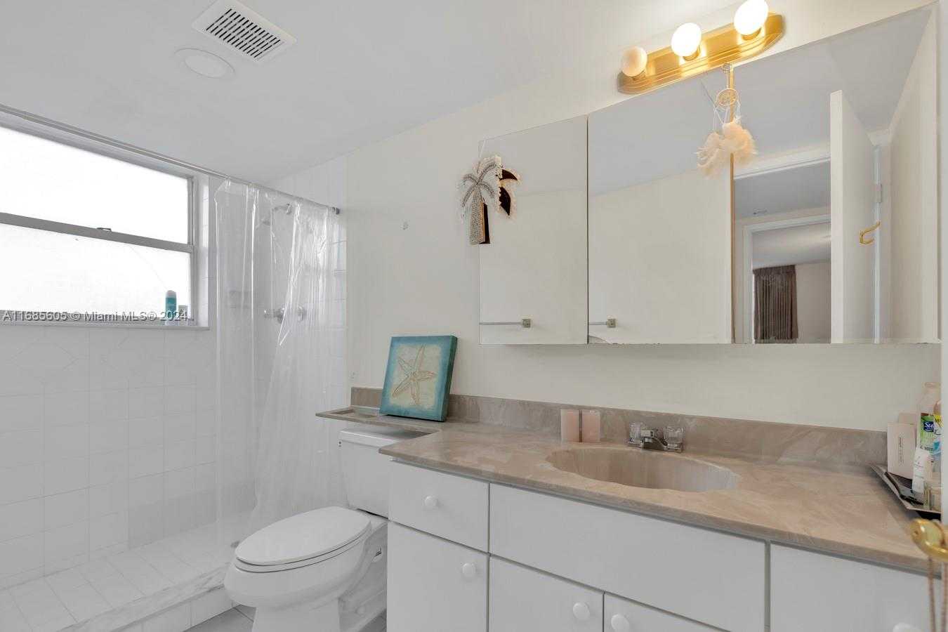 Small Image of 2801 #301W, Aventura Number 22