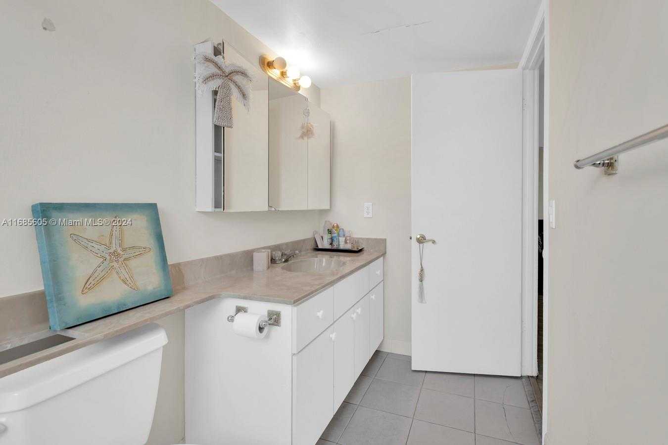 Small Image of 2801 #301W, Aventura Number 23