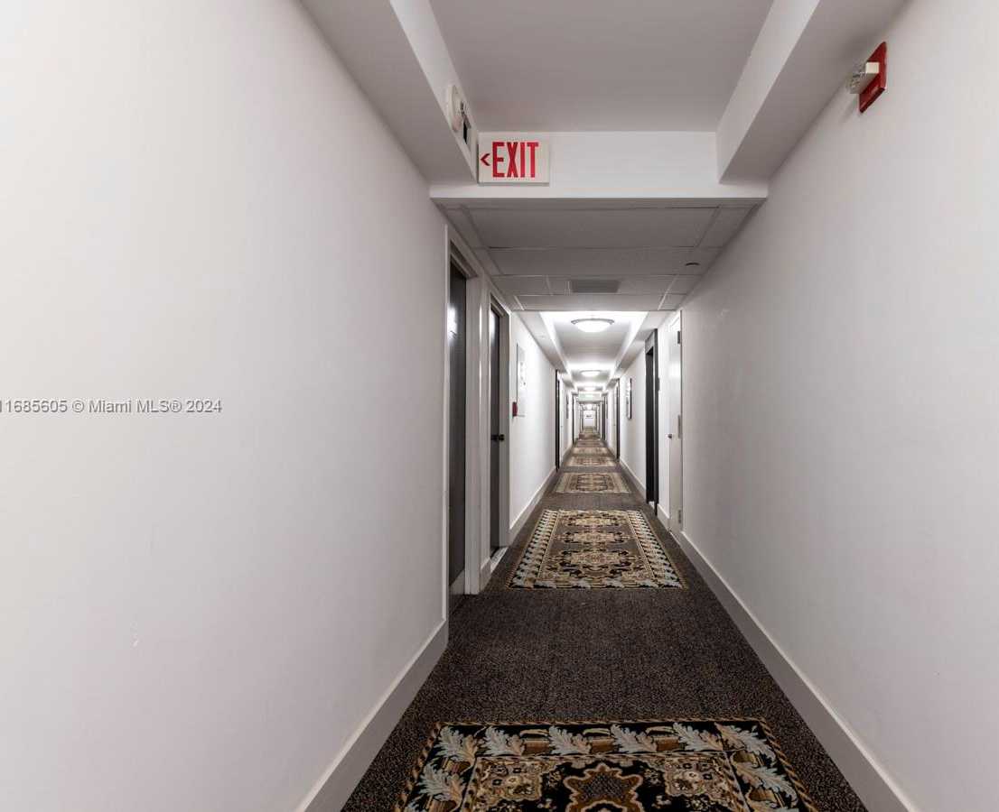 Small Image of 2801 #301W, Aventura Number 25